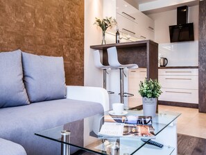 Apartamento Deluxe, 1 habitación, balcón | Zona de estar | Una televisión de pantalla plana, Netflix, servicios de streaming