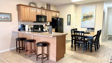 Condo, 3 habitaciones | Cocina privada | Refrigerador, microondas, lavavajillas y cafetera y tetera