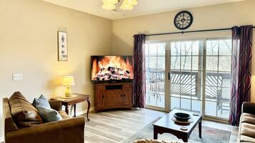 Condo, 3 habitaciones | Área de sala de estar | Televisión