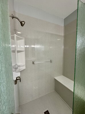 Condo, 3 habitaciones | Baño | Tina y toallas 