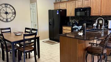 Condo, 3 habitaciones | Cocina privada | Refrigerador, microondas, lavavajillas y cafetera y tetera