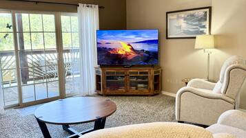 Condo, 3 habitaciones | Área de sala de estar | Televisión