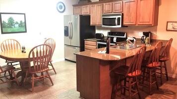 Condo, 3 habitaciones | Cocina privada | Refrigerador, cafetera y tetera y tostadora