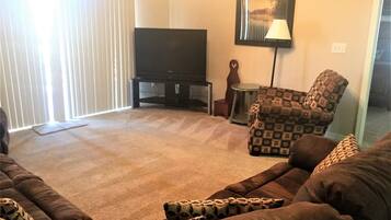 Condo, 3 habitaciones | Área de sala de estar