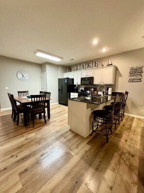 Condo, 3 Bedrooms | Dining - Walk-in level Vacation Condo B-6 Near Lake by RedAwning (Hollister)