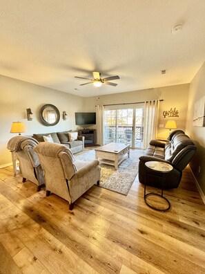 公寓客�房, 3 間臥室 | 起居區 | 電視