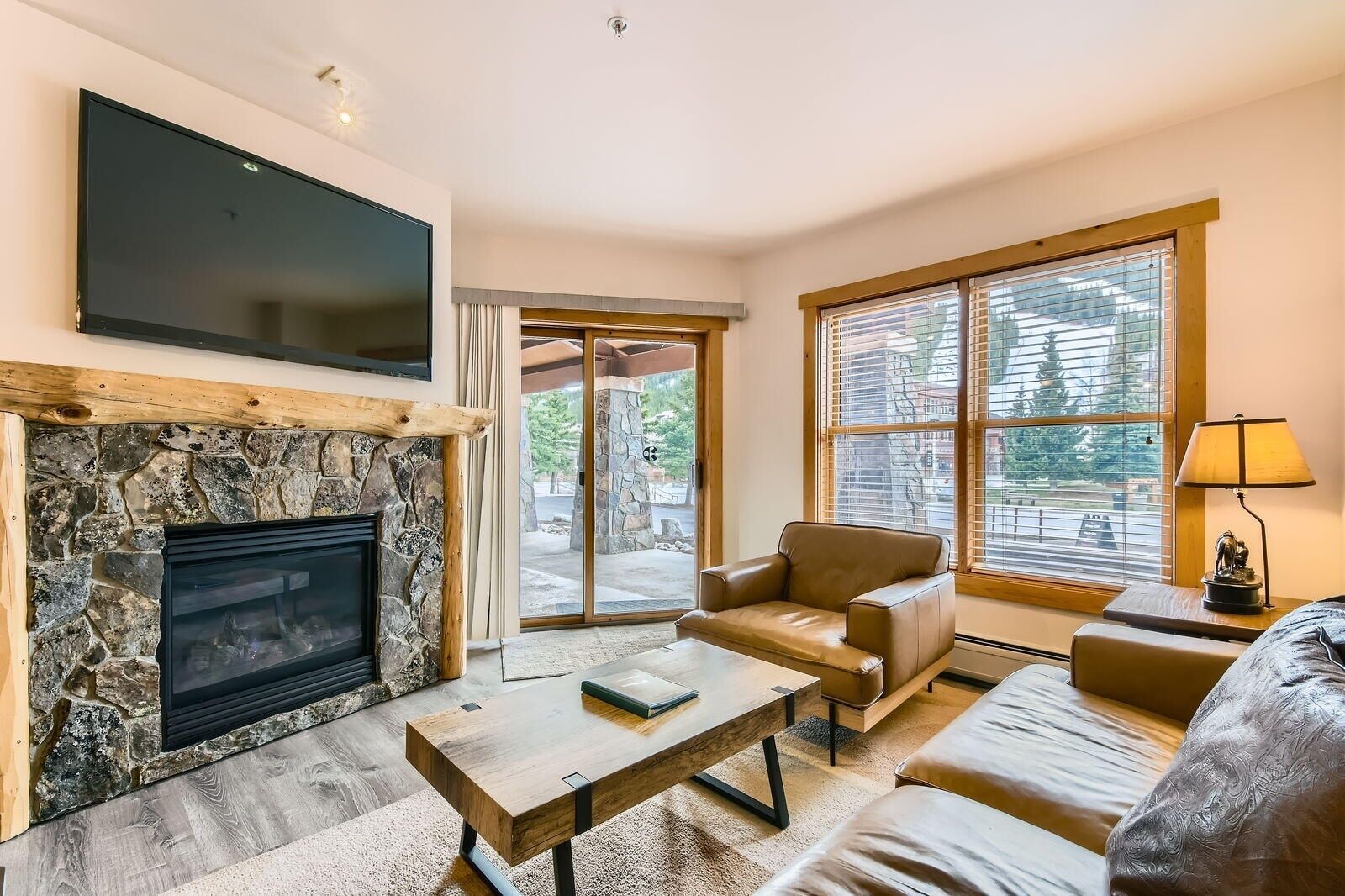 Leilighet, 2 soverom | Oppholdsområde | TV og peis