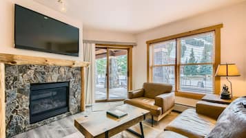 Leilighet, 2 soverom | Oppholdsområde | TV og peis