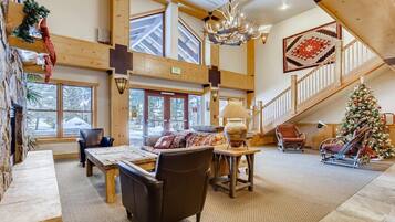 Kondominium, 2 kamar tidur | Ruang keluarga | TV dan perapian