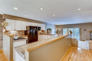 Townhome, 3 Bedrooms | Private kitchen | Microwave, oven, dishwasher, coffee/tea maker - Streamside 333A (Frisco)