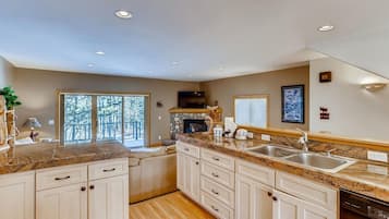 Stadtwohnung, 3 Schlafzimmer | Eigene Küche