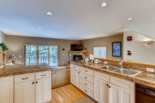 Microondas, horno, lavavajillas, cafetera/tetera