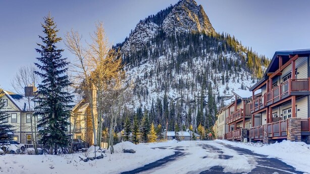 Un chalet de montagne offrant une vue sur une montagne enneigée.