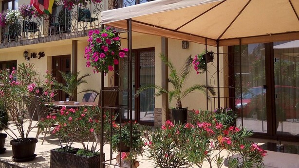 A hotel named Vila Alma with outdoor seating and potted plants. - Vila Alma (Baile Felix)