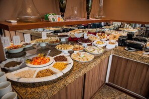 Un buffet proposant divers plats et une machine à café.
