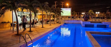 Una piscina al aire libre