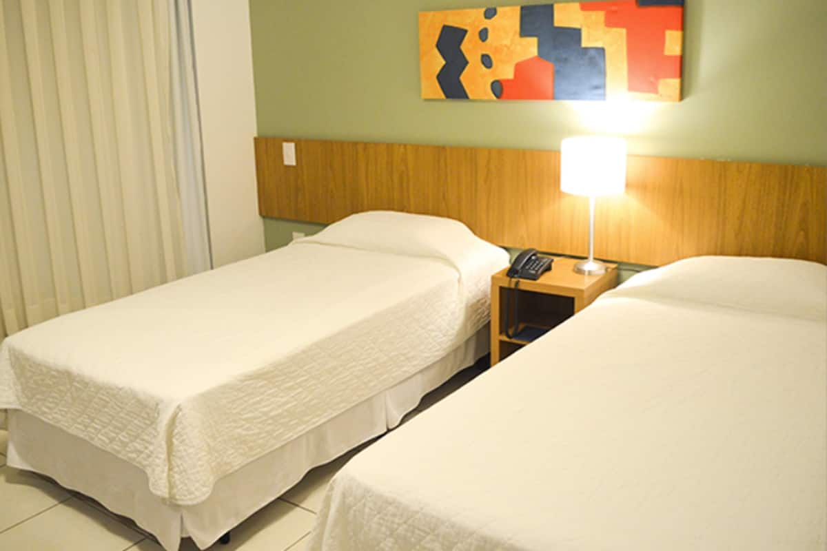 Standaard kamer | Een minibar, een kluis op de kamer, een bureau, verduisterende gordijnen