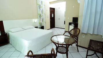 Minibar, free WiFi, bed sheets