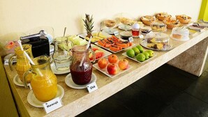 A buffet with various fruits, juices, and pastries. - Hotel Imperial (Mossoro)