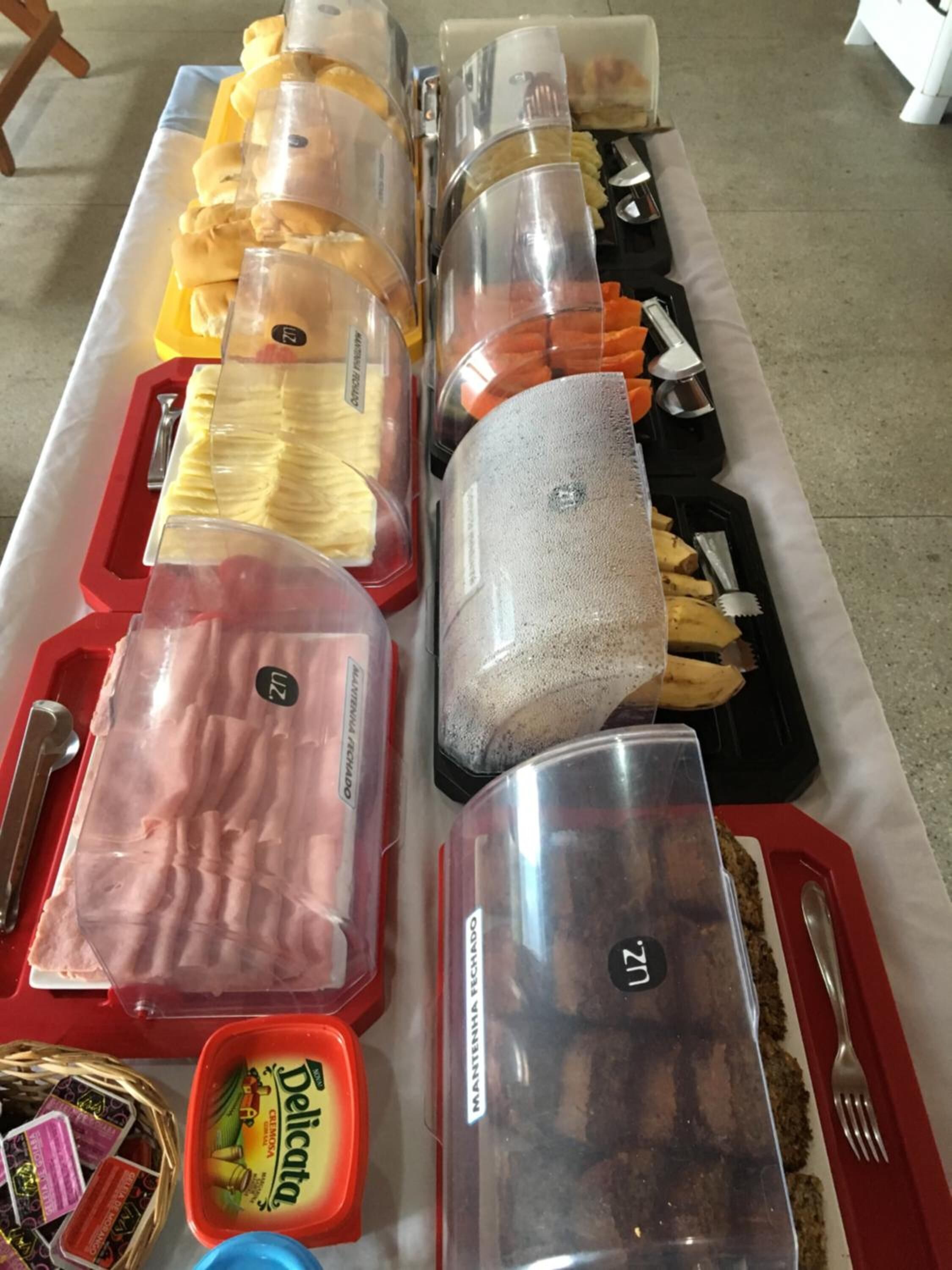 Ein reichhaltiges Buffet mit verschiedenen Speisen und Besteck.