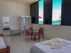 Cortinas blackout, wifi gratis y ropa de cama 