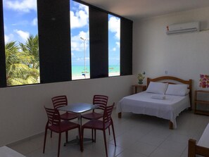 Cortinas blackout, wifi gratis y ropa de cama 