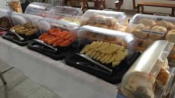 Café da manhã com buffet grátis todos os dias