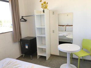 Blackout drapes, free WiFi, bed sheets - Maraga Beach Hostel (Maragogi)