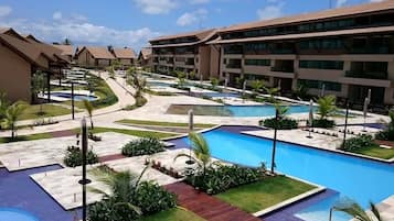 Apartamento superior, 2 quartos, sacada, ao lado da piscina | Vista do quarto