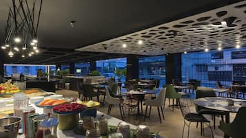 Daily buffet breakfast (BRL 60 per person)