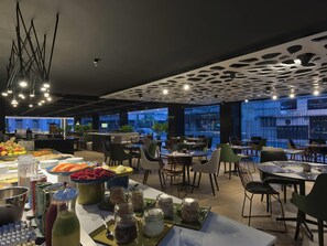 Desayuno buffet todos los días (BRL 60 por persona) 