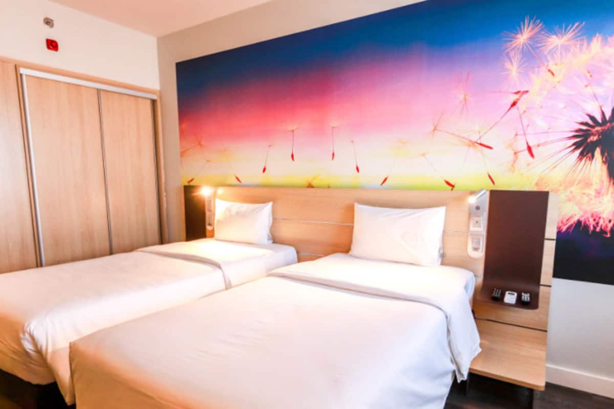 Superior Twin kamer, 2 eenpersoonsbedden | Een minibar, een kluis op de kamer, een bureau, een laptopwerkplek