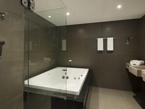 Minibar, in-room safe, desk, laptop workspace - Novotel Itajai (Itajai)