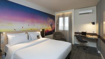 Quarto superior, 1 cama de casal | Frigobar, cofres nos quartos, escrivaninha