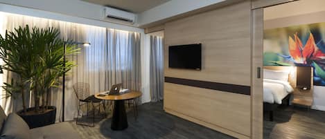 Een minibar, een kluis op de kamer, een bureau, een laptopwerkplek