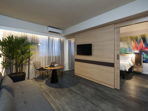 Minibar, caja de seguridad en la habitación y escritorio 