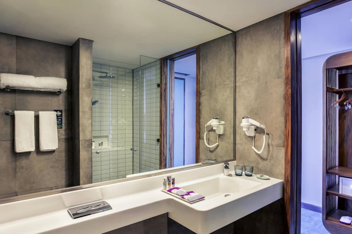 1 bedroom, in-room safe, desk, soundproofing