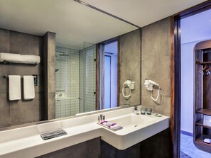 Shower, rainfall showerhead, eco-friendly toiletries, hair dryer - Mercure Jakarta Pantai Indah Kapuk (Jakarta)