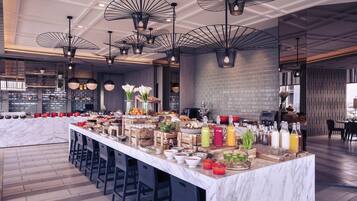 Sarapan prasmanan setiap hari (IDR 208000 per orang)