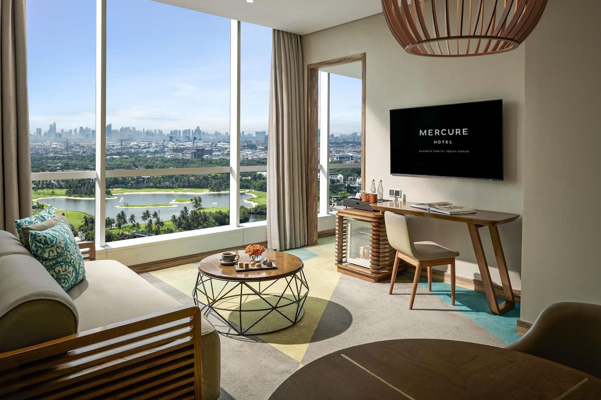 Suite, 1 Tempat Tidur King | Seprai premium, brankas, meja kerja, dan ruang kerja ramah laptop