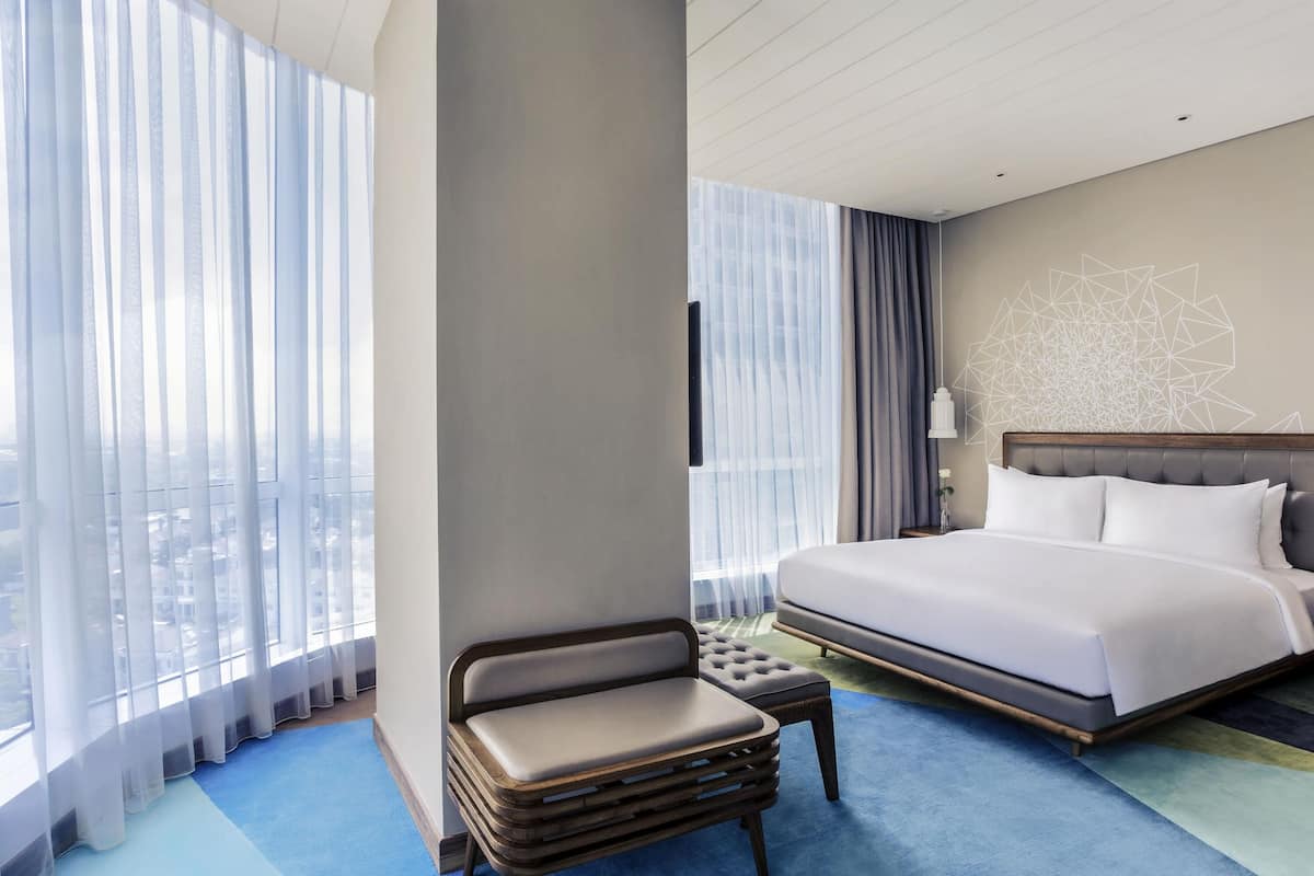 suite, 1 king bed | 1 bedroom, in-room safe, desk, soundproofing