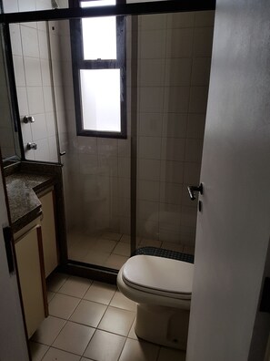Douche, articles de toilette gratuits, sèche-cheveux