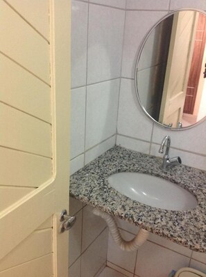 Shower, free toiletries, towels