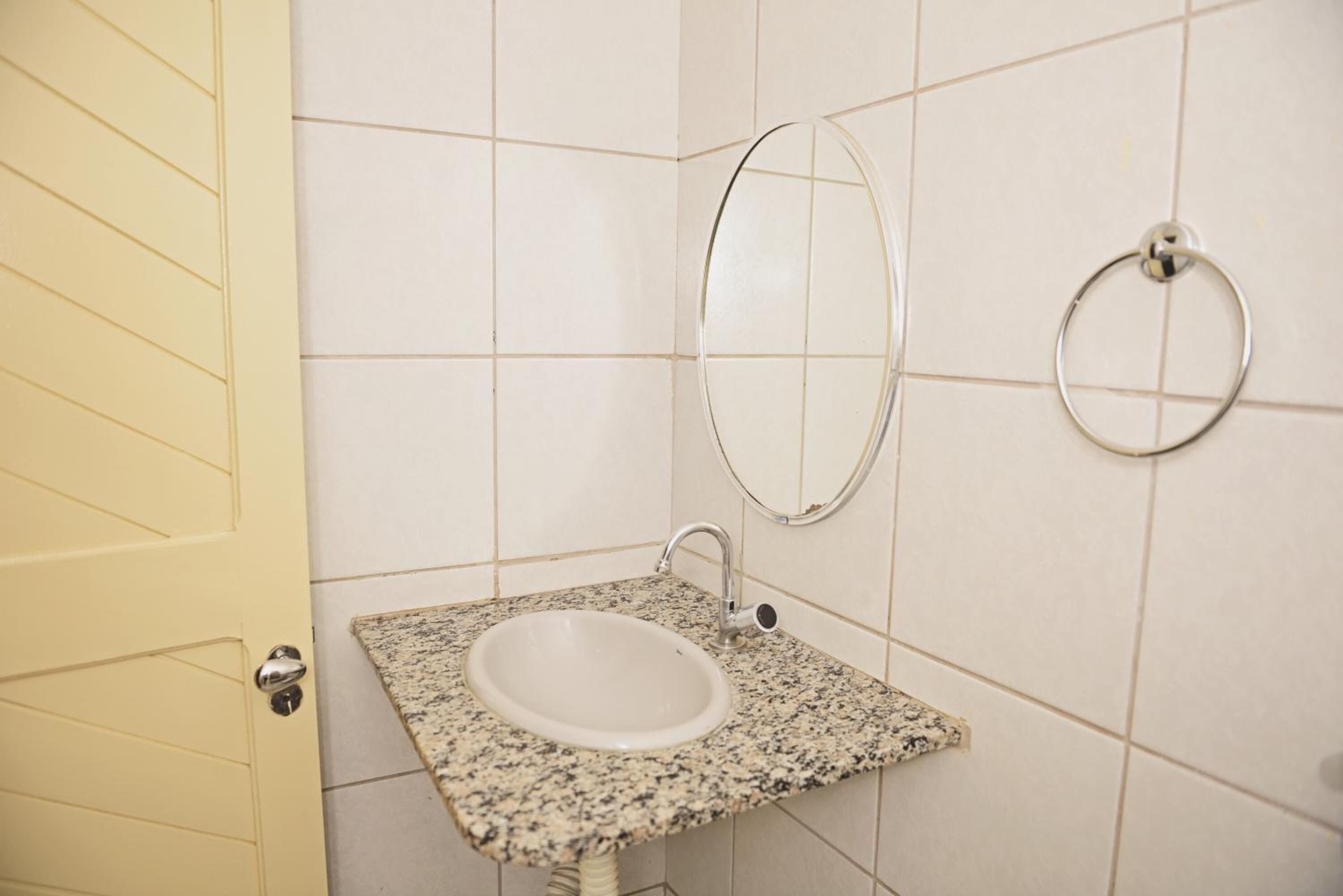 shower, free toiletries, towels