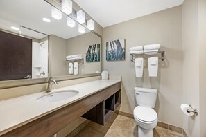 Habitación estándar, 2 camas Queen size, para no fumadores, refrigerador y microondas | Baño | Amenidades de baño gratuitas, secadora de cabello, toallas, jabón 