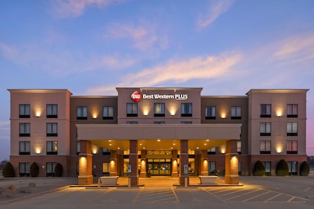 Exterior. Best Western Plus Centralia Hotel & Suites
