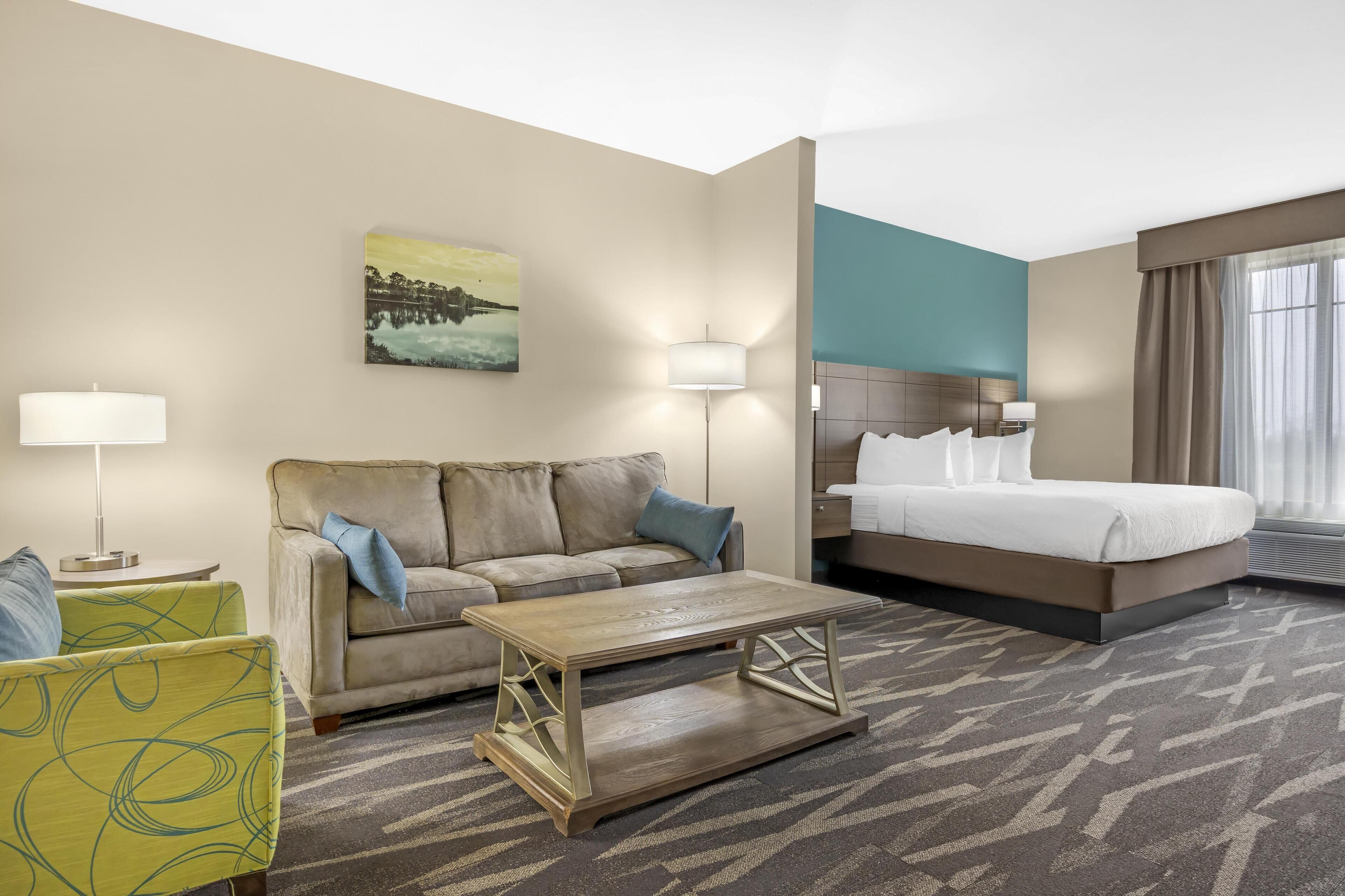 Suíte, 1 cama King, para não fumantes, banheira de hidromassagem | Camas com colchões pillow-top, individualmente decorados