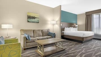 Suite, 1 kingsize-seng, ikke-røyk, massasjebadekar | Senger med overmadrass, individuelt dekorert og individuelt innredet