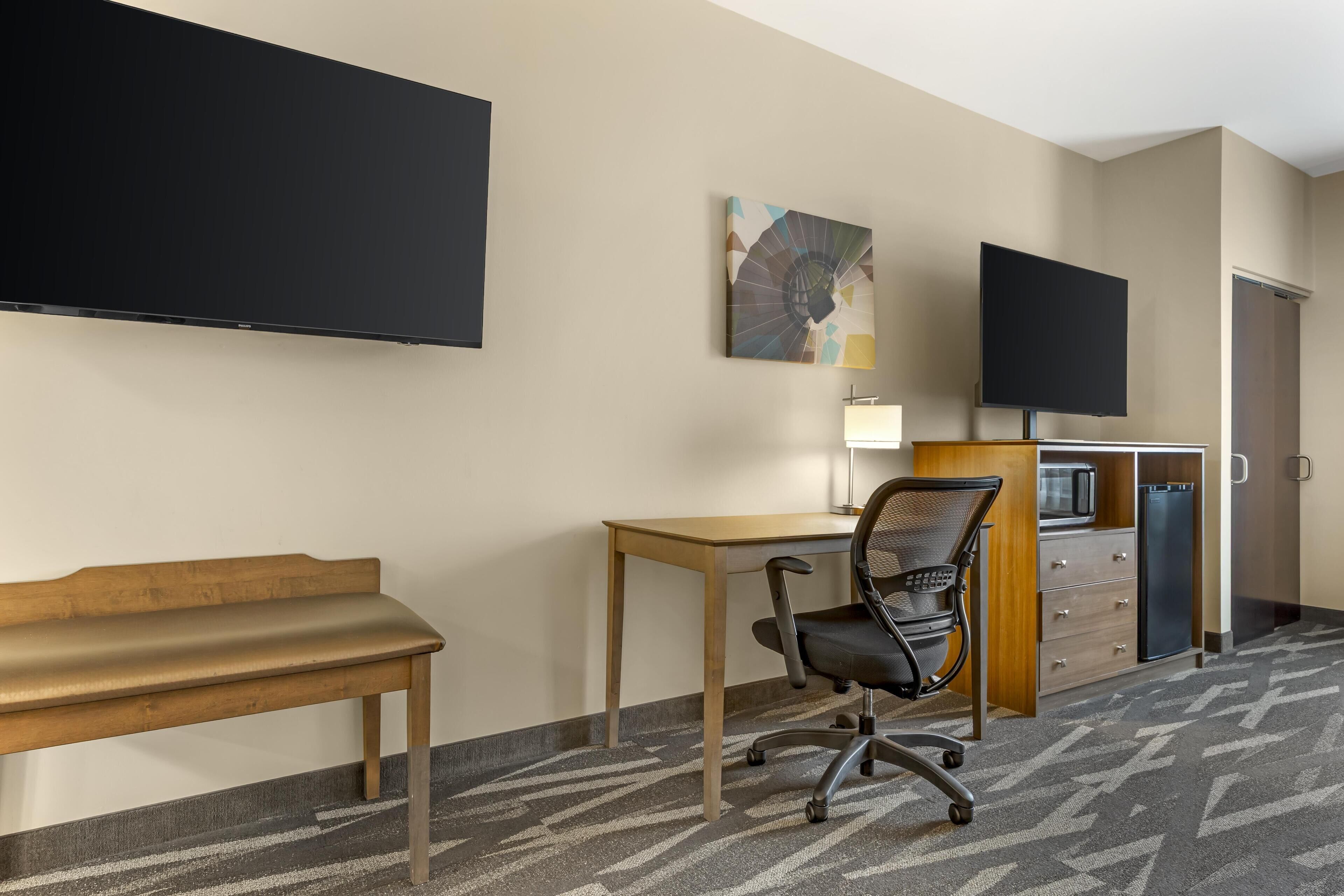 套房, 1 张特大床, 无障碍, 浴缸 (with Sofabed) | 加厚床垫、特色装修、特色家居、办公桌