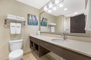 Suite, 1 cama King size, para no fumadores, refrigerador y microondas (with Sofabed) | Baño | Amenidades de baño gratuitas, secadora de cabello, toallas, jabón 